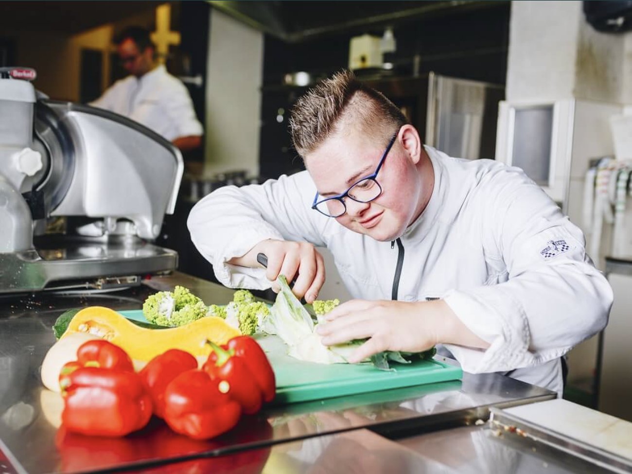 Medewerker van Brownies&downieS Uden aan het werk in de keuken
